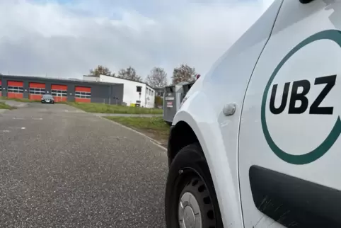 Im Hintergrund ist die DRK-Rettungswache zu sehen: Auf dem Freigelände gegenüber dem Friedhof möchte der UBZ seinen neuen Wertst Im Hintergrund ist die DRK-Rettungswache zu sehen: Auf dem Freigelände gegenüber dem Friedhof möchte der UBZ seinen neuen Wertst