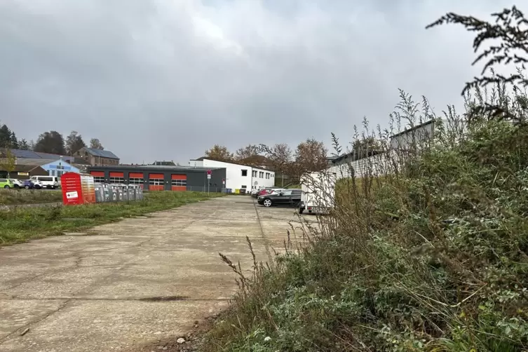 Auf der Brache parken derzeit Autos, zudem sind hier einige Abfallcontainer aufgestellt. 