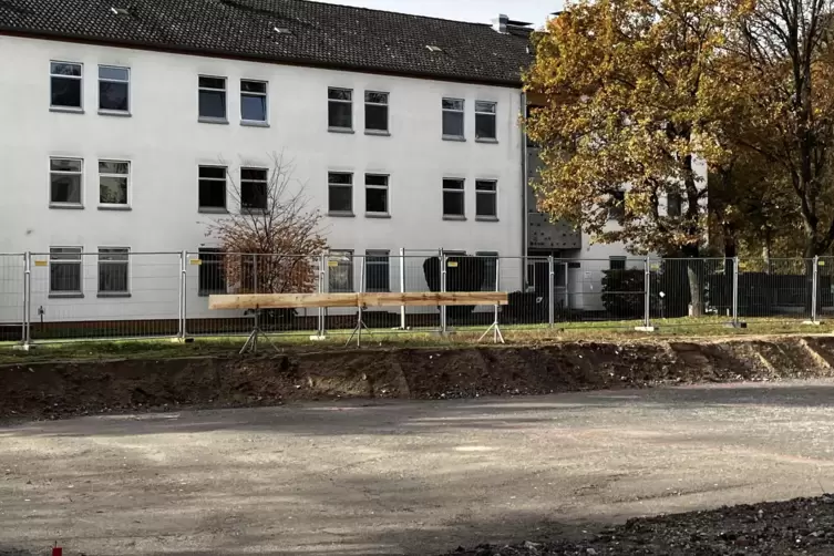 Die alten Geb&auml;ude (im Hintergrund) sind niedriger, daf&uuml;r unterkellert. 