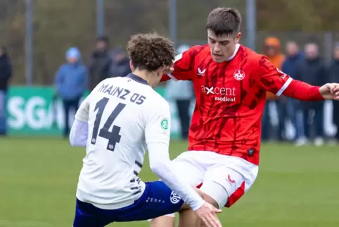 Er schoss die FCK-B-Junioren mit 3:2 in Führung: Nichita Cucuruz (rechts). Hier tunnelt er den Mainzer Noel Gisbrecht.