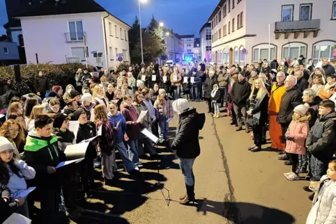Über 150 Teilnehmer gedachten der Gräueltaten der Nazis in der Reichspogromnacht 1938 am Standort der ehemaligen Synagoge in Zwe