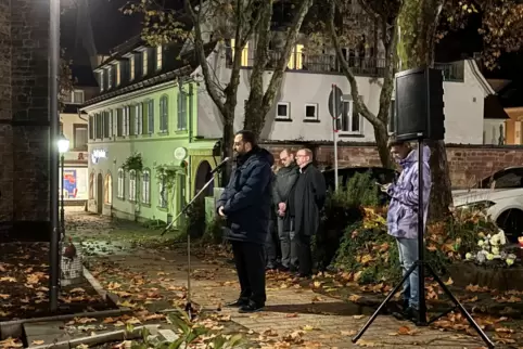 David Rosenberg spricht am Synagogen-Mahnmal in Bad Bergzabern.
