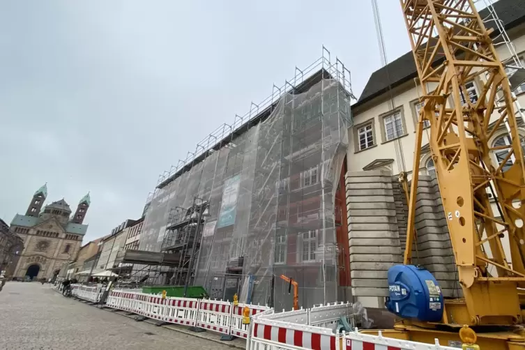 Rathaus-Vorderseite: Zumindest der Kran kommt bald weg. 