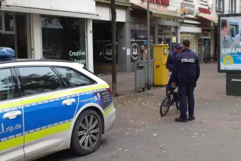 Die Polizei bei einer Kontrolle in der Bismarckstraße im Rahmen der Fahrradkontrollwoche. 