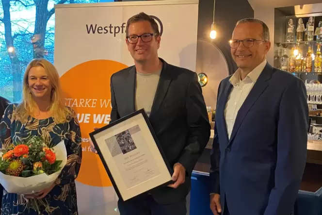 Urkunde und Blumen: ZRW-Vorsitzender Kai Landes (rechts) mit Daniela und Alexander Wurster vom Parkhotel Schillerhain. Urkunde und Blumen: ZRW-Vorsitzender Kai Landes (rechts) mit Daniela und Alexander Wurster vom Parkhotel Schillerhain.