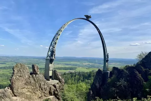 Auch der Donnersbergkreis, hier der Adlerbogen, ist immer eine Reise wert.