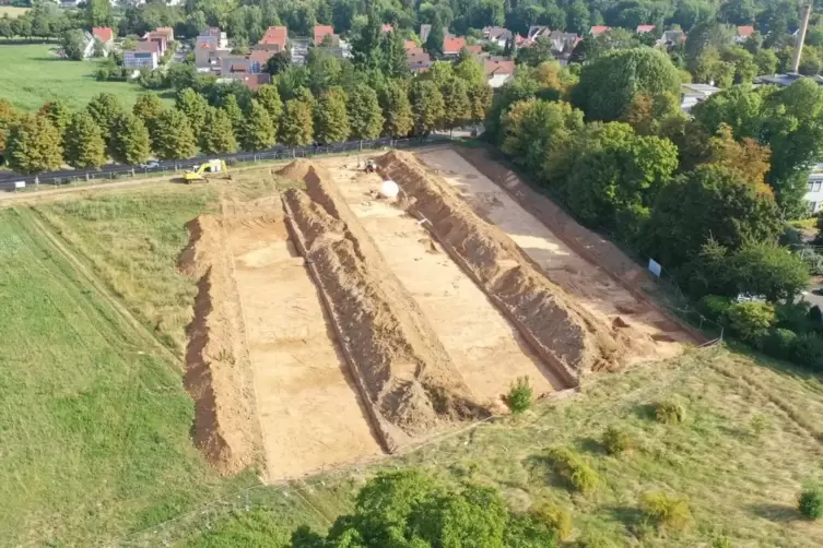 Die Arch&auml;ologen arbeiten sich in Feldern von rund zw&ouml;lfmal 100 Meter vorw&auml;rts. 
