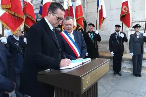 Stadtbürgermeister Marc Muchow beim Eintrag ins goldene Buch der Flamme am Grab des unbekannten Soldaten. Stadtbürgermeister Marc Muchow beim Eintrag ins goldene Buch der Flamme am Grab des unbekannten Soldaten.