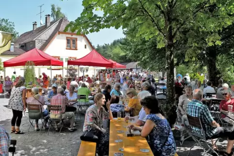 Erster Halt der Delegation aus Poissy: der Biergarten des Beckenhof. 