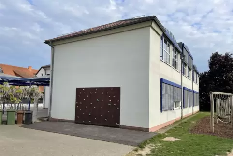 Unser Bild zeigt den Standort für den Mensa-Anbau nördlich der Grundschule Steinweiler.