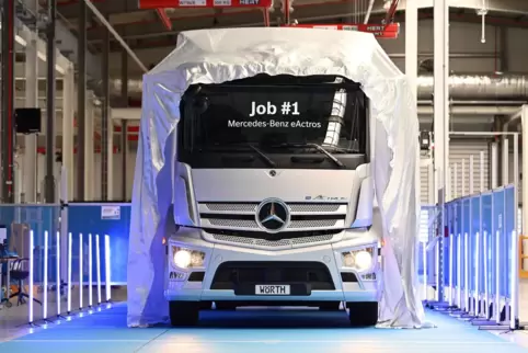 Künftig auch mit „E“-Kennezichen? Ein E-Actros im Wörther Daimler-Werk anlässlich des Starts der Serienfertigung im Oktober 2021