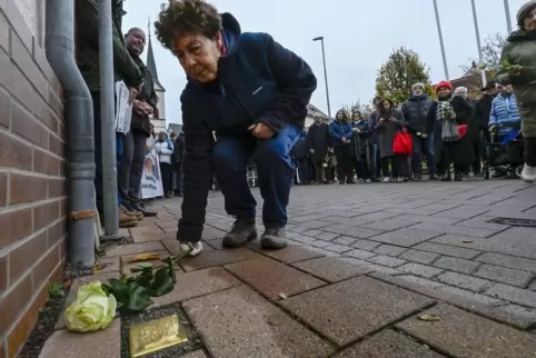 An der Ecke Bobenheimer Straße/Raiffeisenstraße erinnert jetzt ein Stolperstein an die 1943 verstorbene Veronika Fränkel.