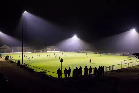 Das erste Spiel unter dem neuen Flutlicht des SV Hinterweidenthal bestritten die A-Junioren.