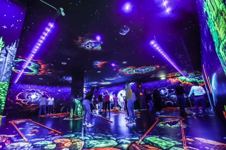 Schwarzlicht Minigolf-Arena