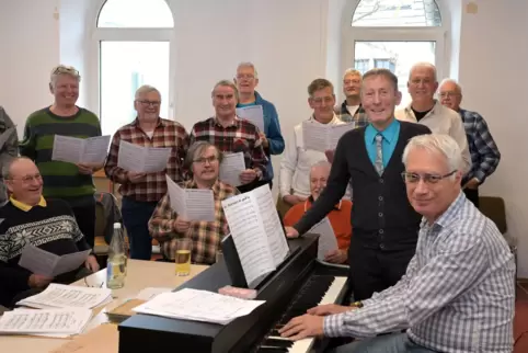 Chorprobe mit dem scheidenden Dirigenten Stefan Golea (vorne) und seinem Nachfolger Wolfram Blank (dahinter).