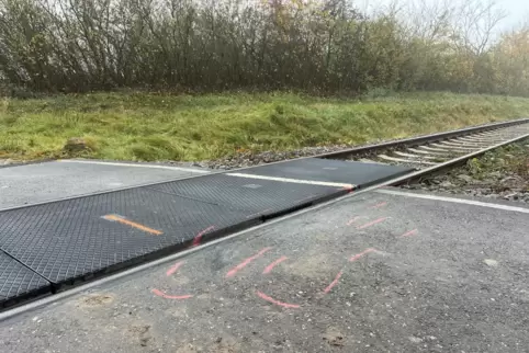 Zwei Tage nach dem Unfall zeugen nur noch farbige Striche auf dem Boden von der Tragödie. 