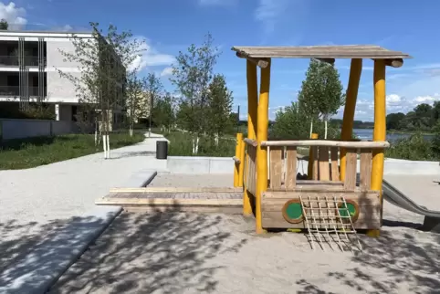 Spielplatz am Rheinufer: Gerät muss nachgerüstet werden. 