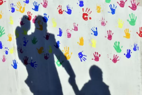 Zwei kleine Kinder aus dem Donnersbergkreis wurden jüngst außerhalb des Kreises untergebracht, weil es keine Pflegefamilie gab. Zwei kleine Kinder aus dem Donnersbergkreis wurden jüngst außerhalb des Kreises untergebracht, weil es keine Pflegefamilie gab.