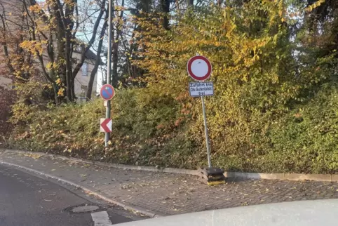 Dieses Durchfahrtsverbotsschild hat Wolfgang Lauer noch am 4. November auf dem Kreuzberg fotografiert. Dieses Durchfahrtsverbotsschild hat Wolfgang Lauer noch am 4. November auf dem Kreuzberg fotografiert.