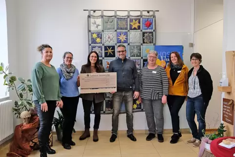 Bei der Spendenübergabe (von links): Tanja Schwarz (AHPB), Pfarrerin Verena Krüger, Sylvia Lauer von den Landfrauen, Steffen Dul