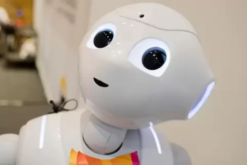 Sieht so die Pflegekraft der Zukunft aus? Roboter wie „Pepper“ werden teilweise schon eingesetzt. Sie können sich unterhalten un
