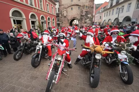 In der Vergangenheit mit großem Auftritt am Altpörtel: Riding Santas. 