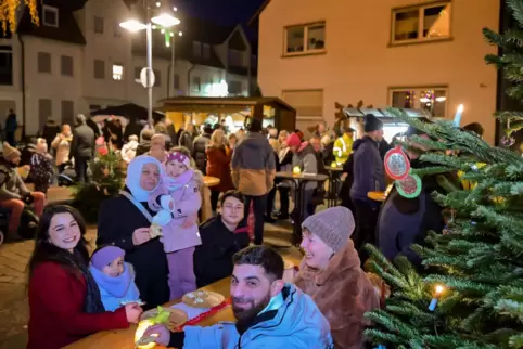 Viele Gemeinden haben eigene kleinere Weihnachtsmärkte wie hier in Hanhofen auf die Beine gestellt.