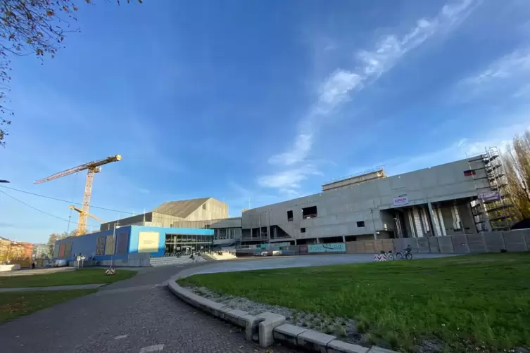 Der neue Anbau am Badischen Staatstheater Karlsruhe (rechts) mit dem Kleinen Haus.