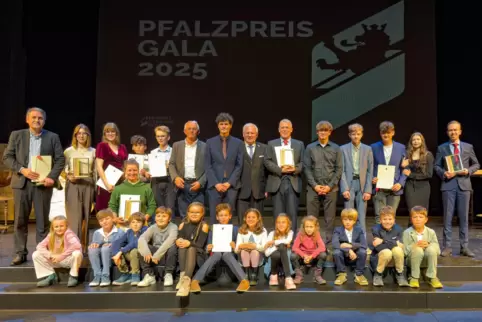 Ehrung in Kaiserslautern bei der Pfalzpreis-Gala: alle Geehrten des Abends mit der Klasse 4b im Vordergrund. 