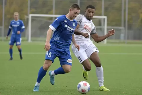 Noah Hannawald (rechts) im Spiel gegen den FK Pirmasens. 