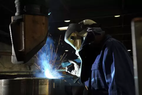 Ein Schweißer im bisherigen Pallmann-Werk in Zweibrücken bei der Arbeit. Ein Schweißer im bisherigen Pallmann-Werk in Zweibrücken bei der Arbeit.