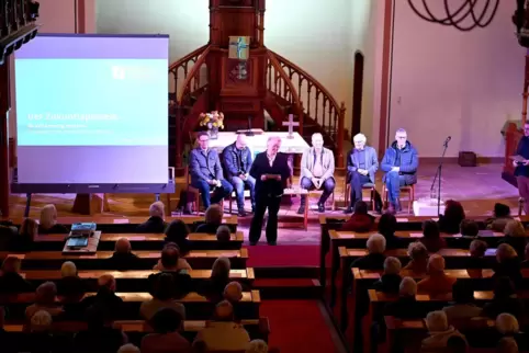Sowohl Kritiker als auch Befürworter saßen bei der Diskussion zur Kirchenreform auf dem „Podium“ vor dem Altar der Wachenheimer 
