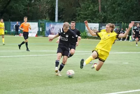 Cedric Fischer (links) erzielt hier im Hinspiel beim SV Morlautern den 1:1-Ausgleich für den TuS Steinbach.