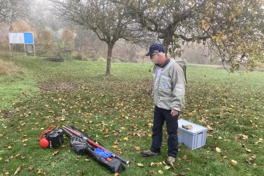 Für die Hornissenbeseitigung hat Werner Mang eine spezielle Ausrüstung dabei.