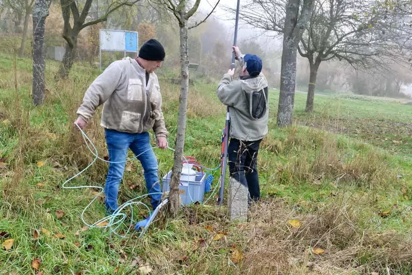 Nun bereiten Udo Eitel und Werner Mang die Lanze für den Einsatz vor.