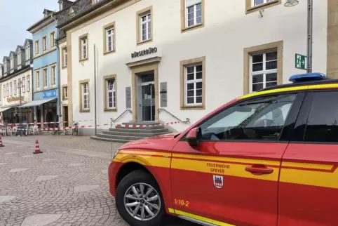 Die Feuerwehr ist vor Ort, der Eingang abgesperrt: Das Bürgerbüro wurde wegen Vandalismus geschlossen.