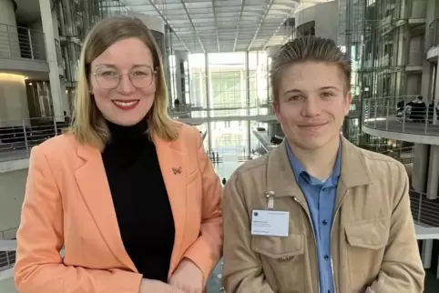 Der Grünstadter Schüler Sebastian Linz (rechts) neben der Bundestagsabgeordneten Isabel Mackensen-Geis (SPD). 