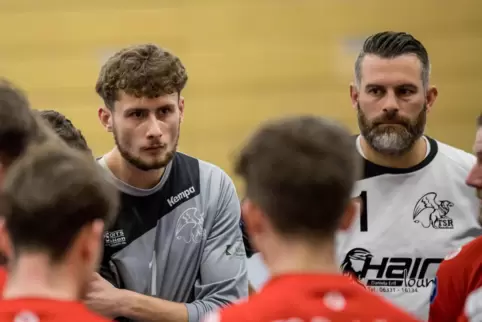 Angelo Seelinger (rechts) ist seit wenigen Wochen neuer Torwarttrainer der TSR und kümmert sich dabei auch um seinen Sohn Elias 