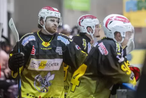 Erst die Nummer 91, dann die 77, jetzt die 9 auf dem Trikot: Stürmer Jacob Ratcliffe (links) kommt bei den Zweibrückern gut zure