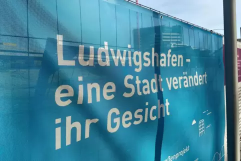 Banner an der Baustelle vor dem Rathaus, das derzeit abgerissen wird. 