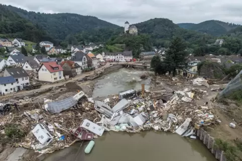 Meterhoch türmen sich wenige Tage nach der Flutkatastrophe Wohnwagen, Gastanks, Bäume und Schrott an einer Brücke über die Ahr i Meterhoch türmen sich wenige Tage nach der Flutkatastrophe Wohnwagen, Gastanks, Bäume und Schrott an einer Brücke über die Ahr i