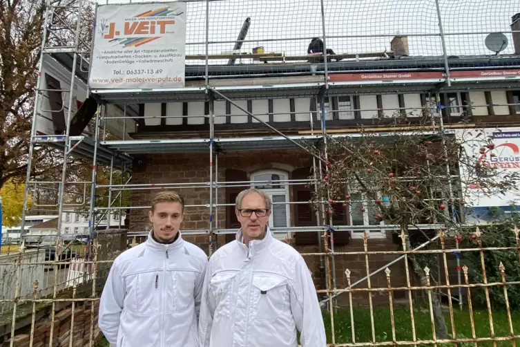 Julian und sein Vater J&uuml;rgen Veit (von links) auf der Baustelle in der Landauer Stra&szlig;e in Zweibr&uuml;cken. 