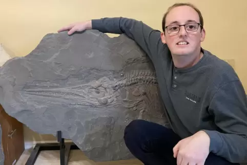 Dino-Liebhaber Max Wolf aus Contwig zeigt, wie das Fossil eines Ichthyosaurus nach der Präparierung aussieht.