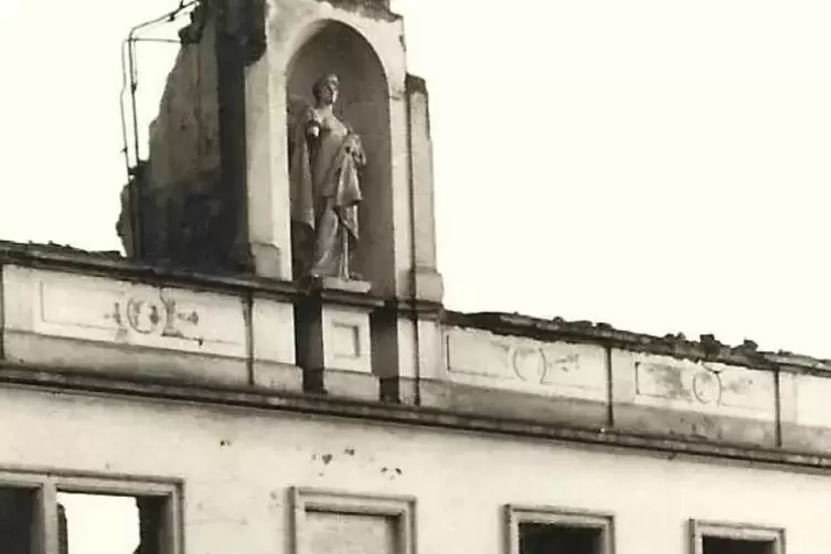 Die Bombardierung der Stadt im Zweiten Weltkrieg &uuml;berstand die Karolinen-Statue in ihrer Fassadennische. Lediglich den rechten U