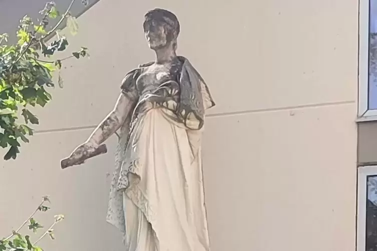 Seit 1998 steht die betagte Frauenfigur am Eingang des Karolinen-Gymnasiums, der Nachfolgeeinrichtung des Karolineninstituts.