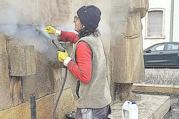 Mit Volldampf, aber sanft r&uuml;ckt Doris H&ouml;rtel Verschutzungen am Stein zuleibe. 