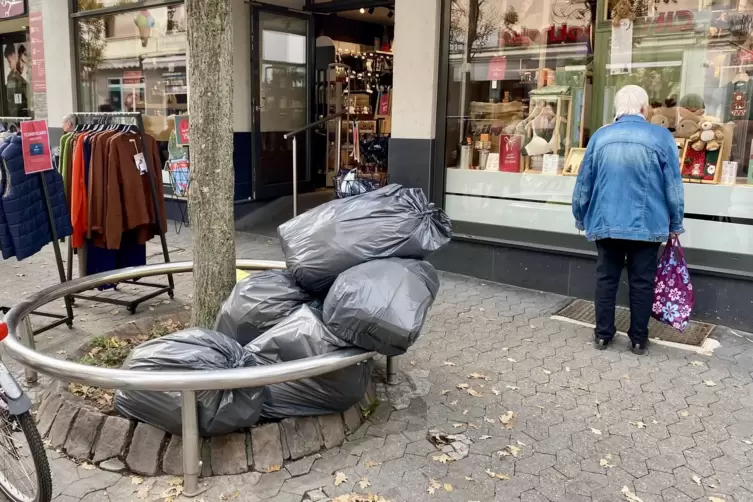Unordentlich und unhygienisch: gestapelte Abfalls&auml;cke in der Speyerer Stra&szlig;e in Frankenthal. 