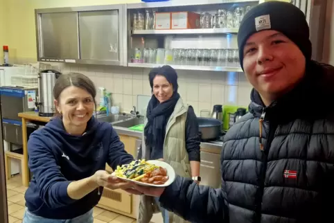 Rebekka Rottmayer (links) gibt Schiedsrichter Luis Pereira de Sousa eine Portion Pommes blau-weiß.