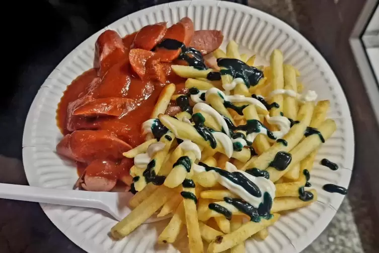 Pommes blau-wei&szlig; mit Currywurst: Ein spezielles Angebot des FC 23 Hambach.