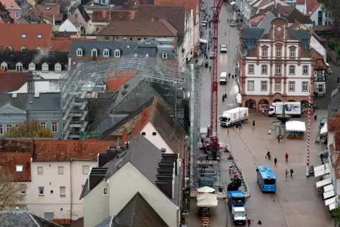 November 2024: Ein aufwendigtes Gerüst über dem damals noch unsanierten Rathaus-Dach wird aufgebaut. Der Start der Schieferarbei